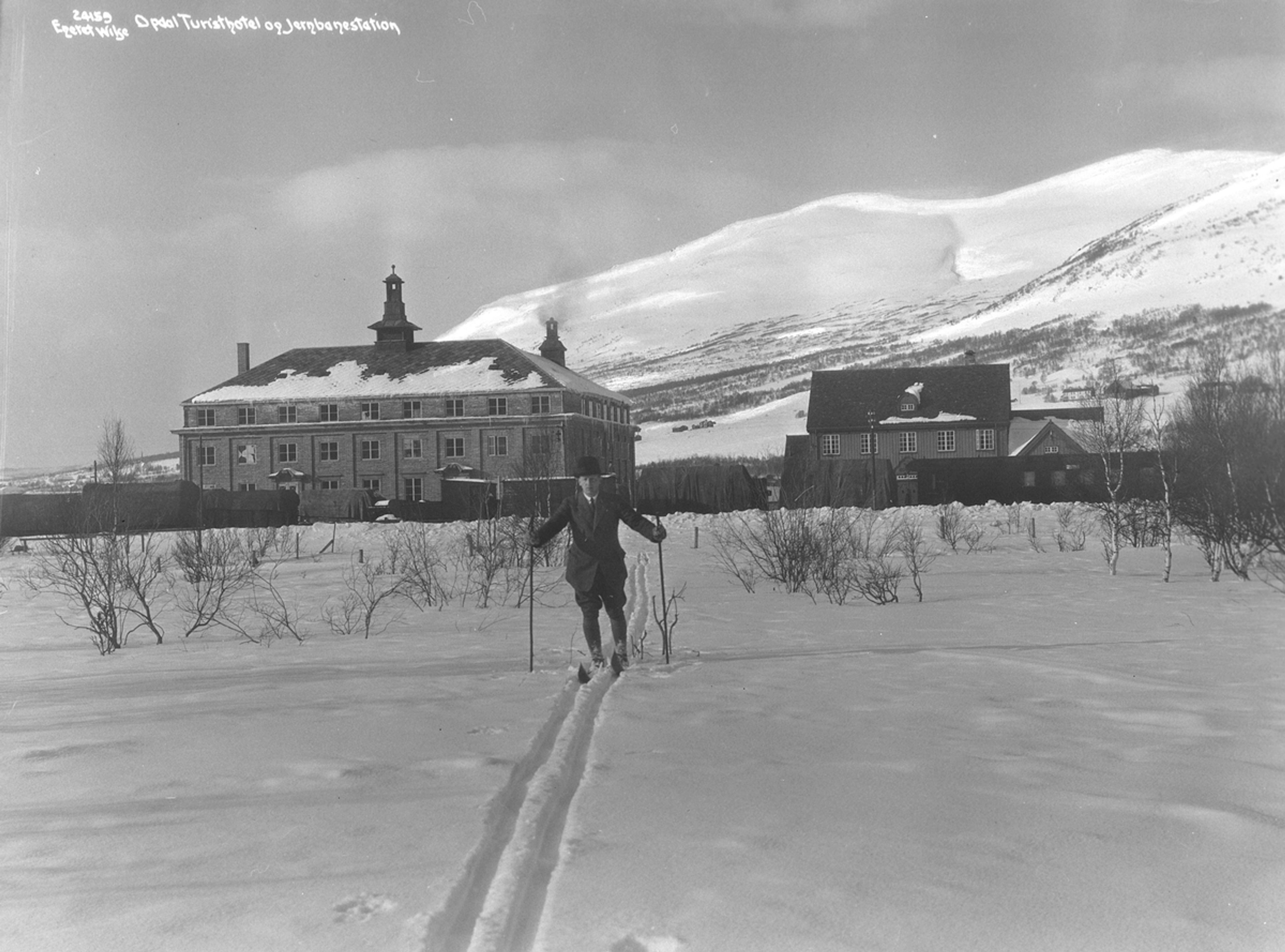 Mann på ski utenfor Oppdal Turisthotell.