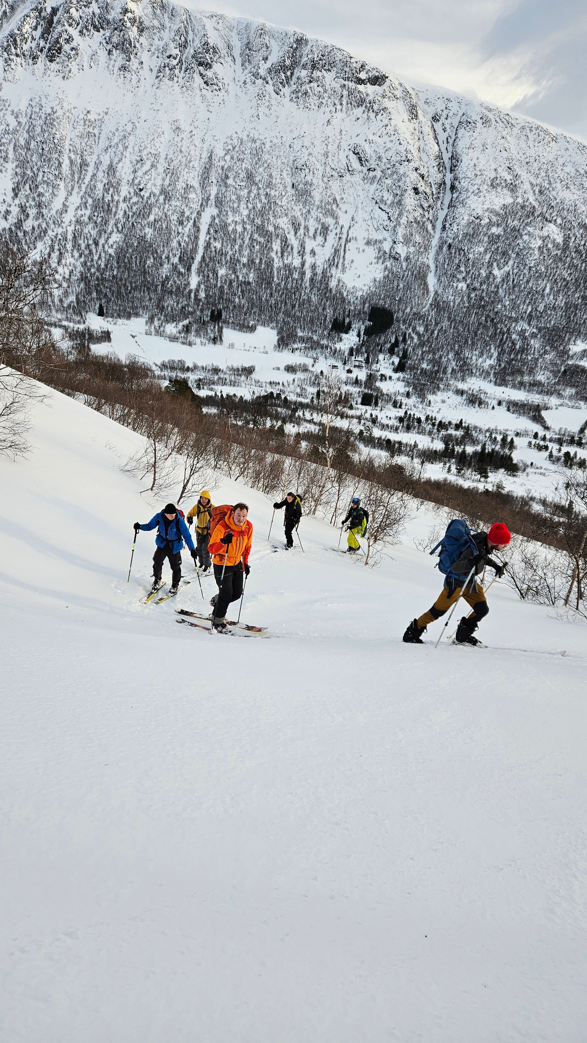 En gruppe mennesker på topptur om vinteren