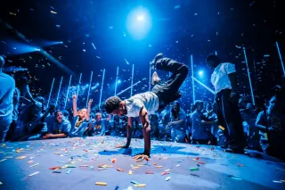Een breakdancer op het podium