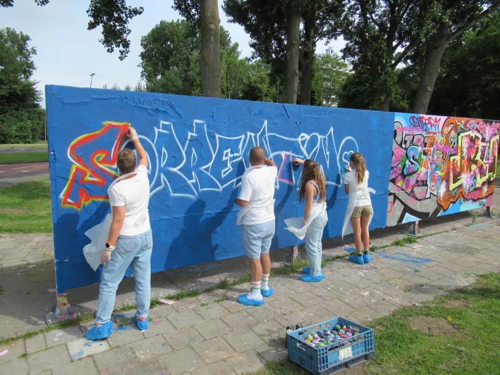 Mensen maak een graffity tekening op een muur