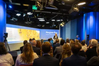 Foto Margreet Plug voor volle zaal