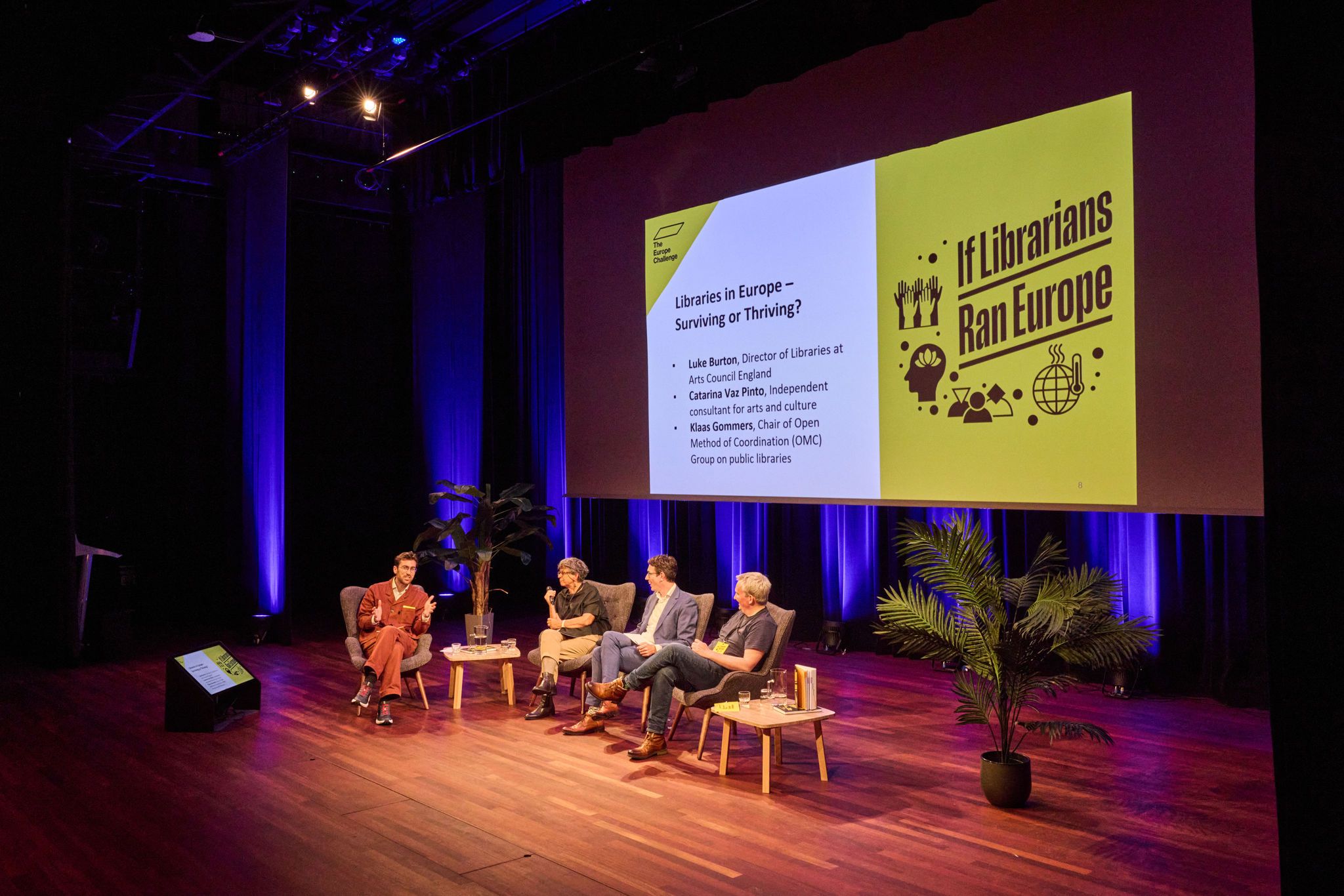 Vier mensen op een pudium tijdens een conferentie over digital citizenship