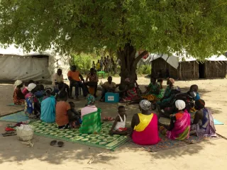 Mensen in Zuid Soedan zitten samen onder een boom