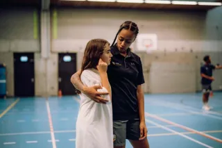 Twee vrouwen in een gymzaal