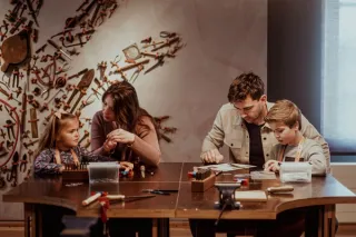 Een gezin in de werkplaats van het zilvermuseum