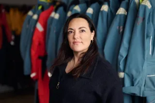 Marieke Vellekoop in een kamer met waterpakken