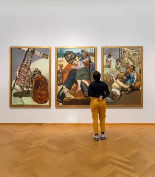 Een museumbezoeker bekijkt een drieluik