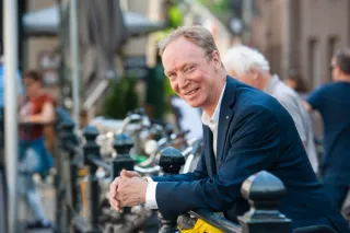 Jan de Rond leunend over een Brug