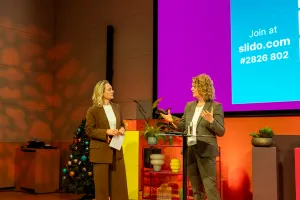 Moderator Monique en spreker Alinda Vermeer met elkaar in gesprek