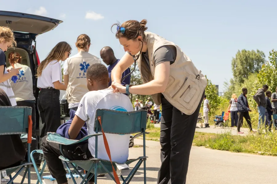 Vrijwilliger van FAST luistert naar de longen van een asielzoeker
