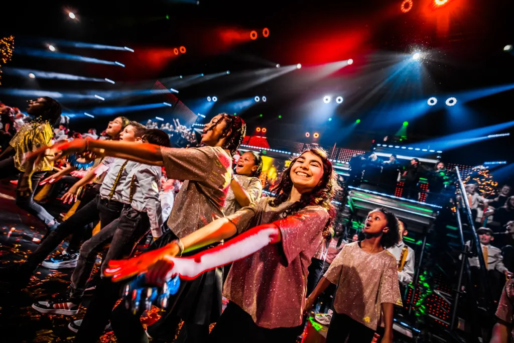 Kinderen maken muziek in een show