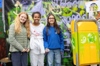 Drie kinderen voor een graffity muur