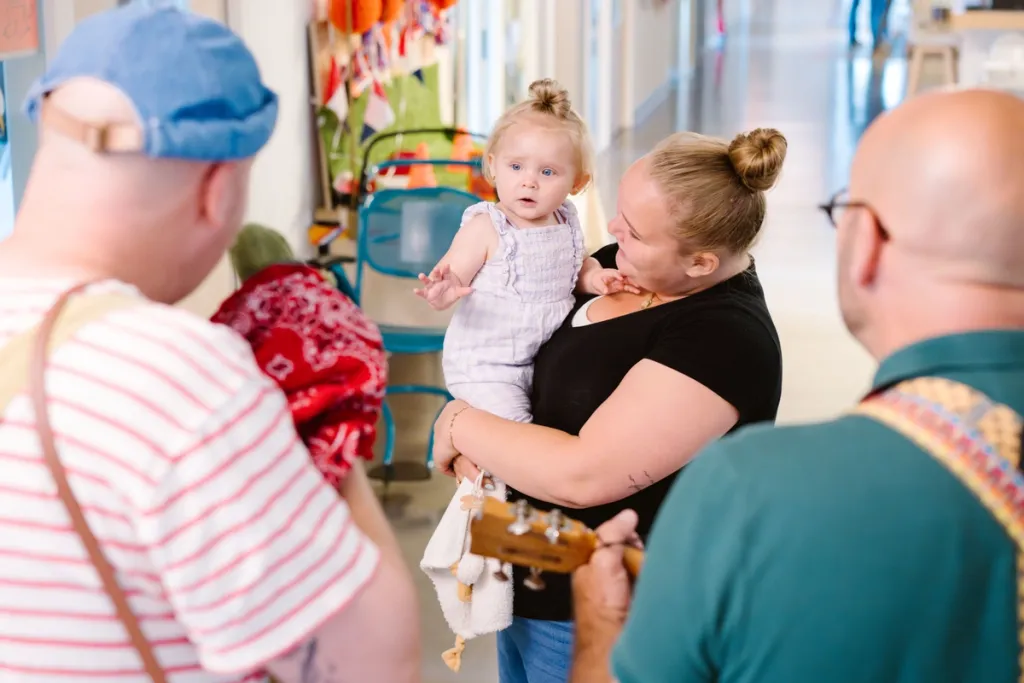 Kind in ziekenhuis wordt vermaakt door Clini clowns