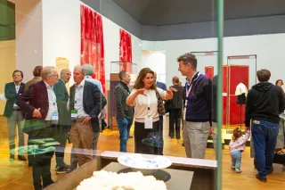 bezoekers aan het seminar praten verder in het museum