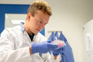 Patrick mulder aan het werk in een laboratorium