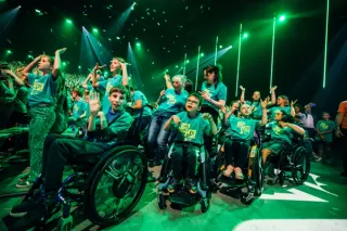 Kinderen in een rolstoel op een festival