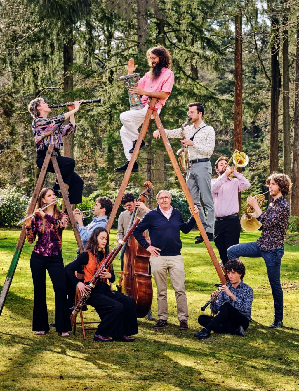 Mensen met muziekinstrumenten in het bos op een trap