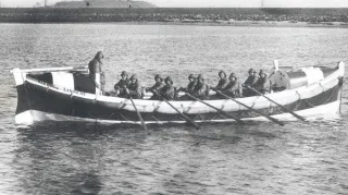 Foto van een Zelfrichtende roeireddingboot uit 1866