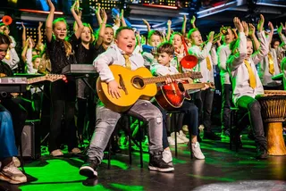 Jongetje speelt gitaar in een show