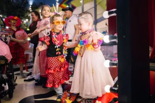Kinderen met verkleedkleren aan in Villa Pardoes