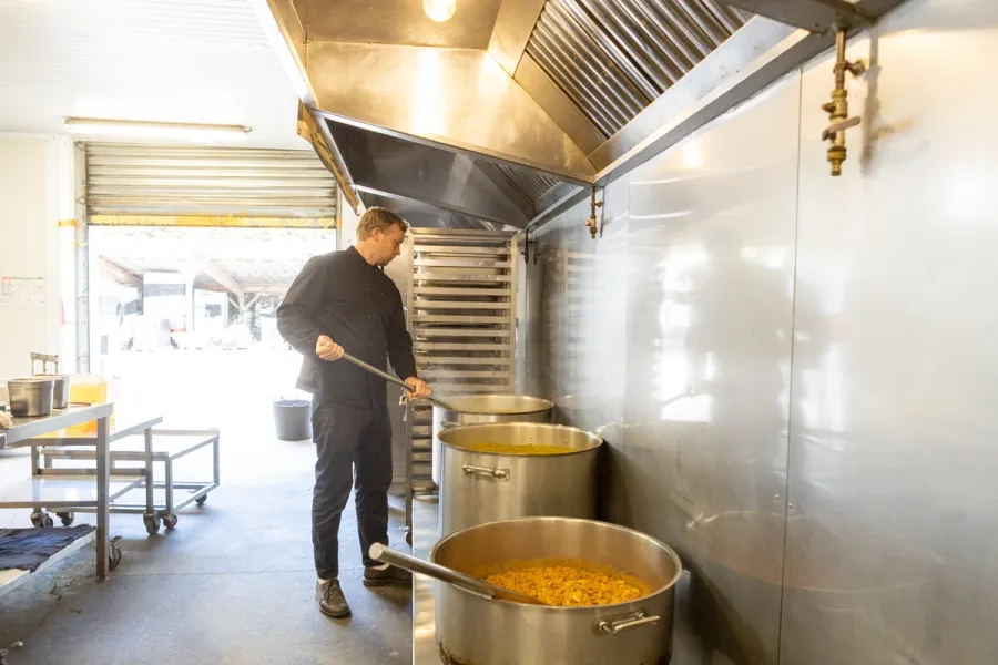Curry voor de volgende dag wordt bereid