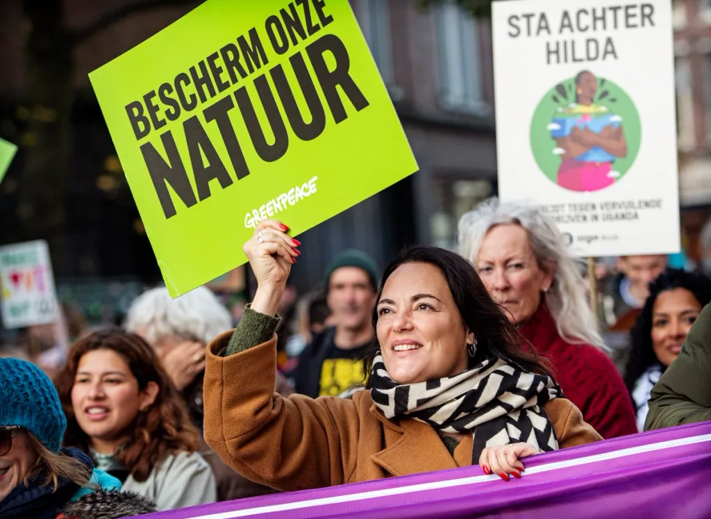 Marieke Vellekoop die meeloopt in een demonstratie