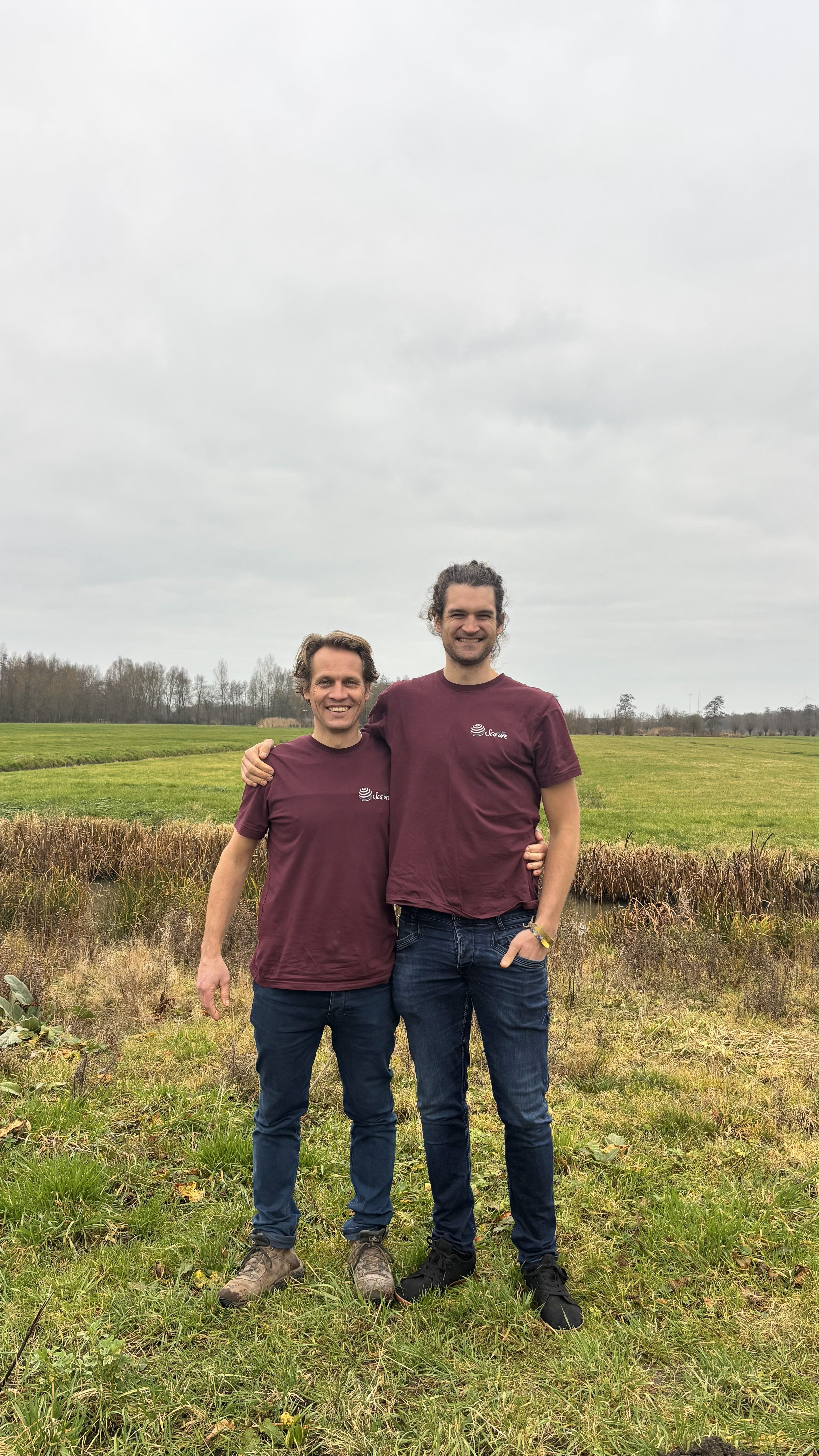 De twee oprichters van Scature staan lachend naast elkaar op hun landgoed: Links: Robert Smits en rechts: Bart van Beuzekom. 