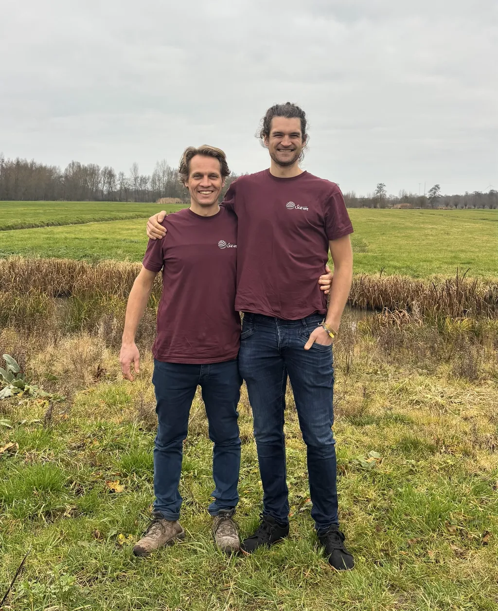 De twee oprichters van Scature staan lachend naast elkaar op hun landgoed: Links: Robert Smits en rechts: Bart van Beuzekom.