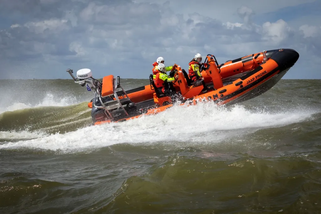 Een reddingsboot in actie op zee