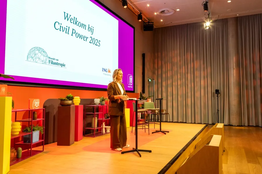 Monique pennings op het podium bij Civil Power