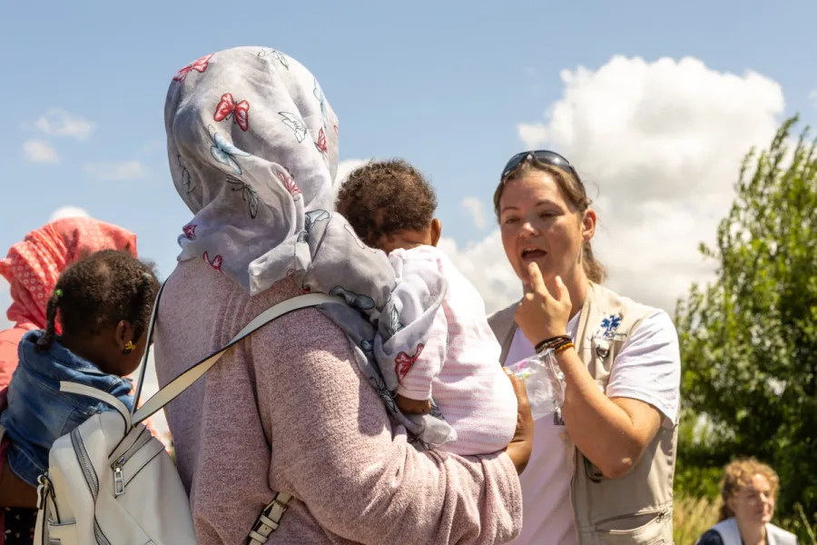 Kind met moeder worden geholpen door FAST medewerker