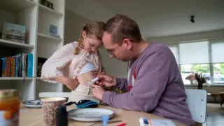 Een 10 jarig meisje krijgt insulinde toegediend door haar vader