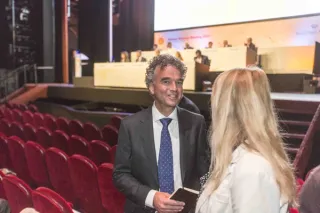 Mark van Baal tijdens een aandeelhoudersvergadering van Shell