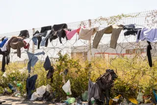 Kleren drogen aan prikkeldraad