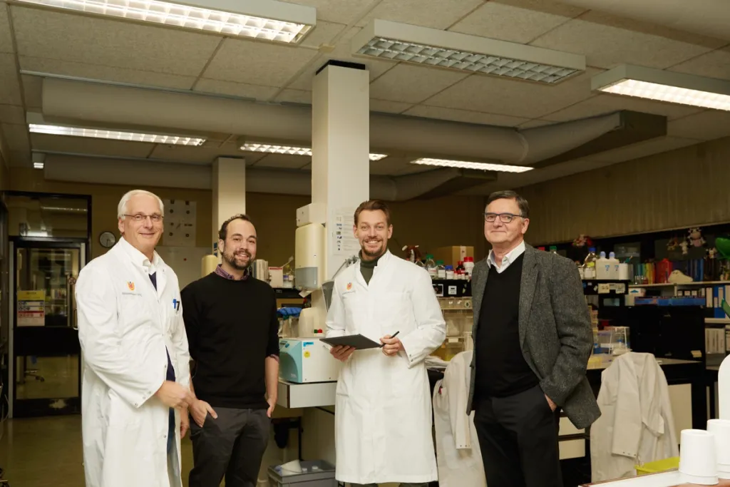 Foto van vier heren in een laboratorium