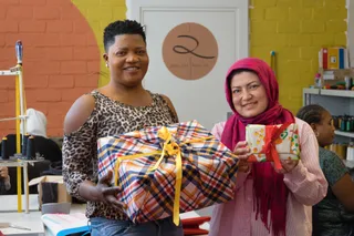 Twee vrouwen laten zien wat zij in hun atelier hebben gemaakt