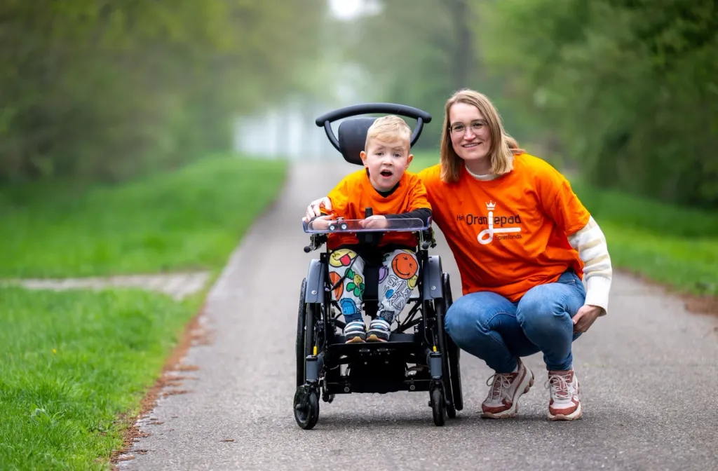 Kind in een rolstoel en zijn moeder