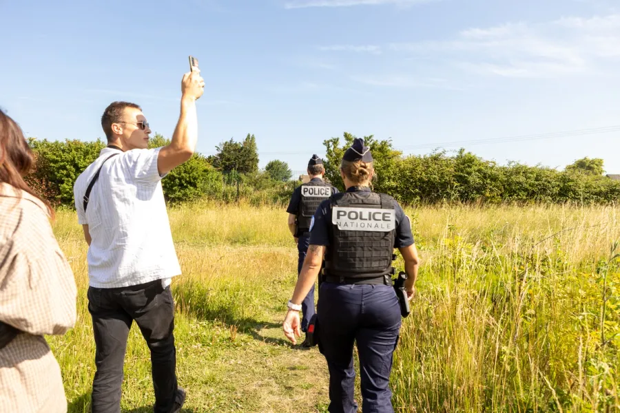 Vrijwilligers van de Human rights observers worden gefilmd door politie