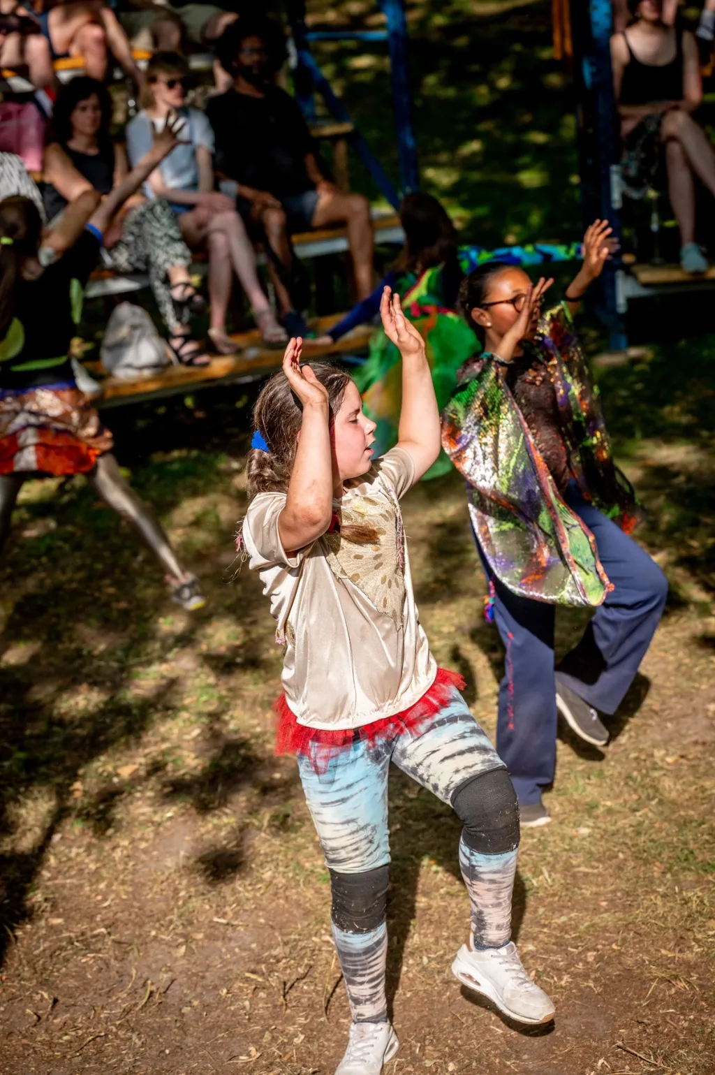 Twee dansende kinderen als act op een festival