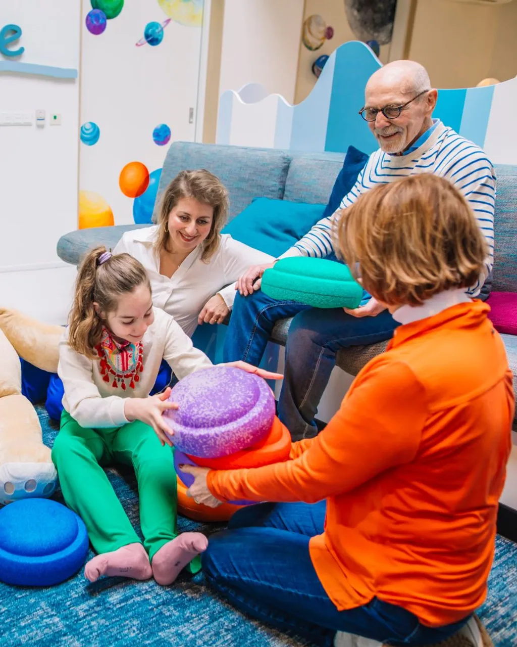 Een gezin met ziek kind vermaken zich in Villa Pardoes