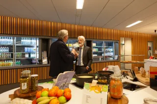 Ambassadeur aan tafel Erik Scherder (Fotografie: Dirk Kome)