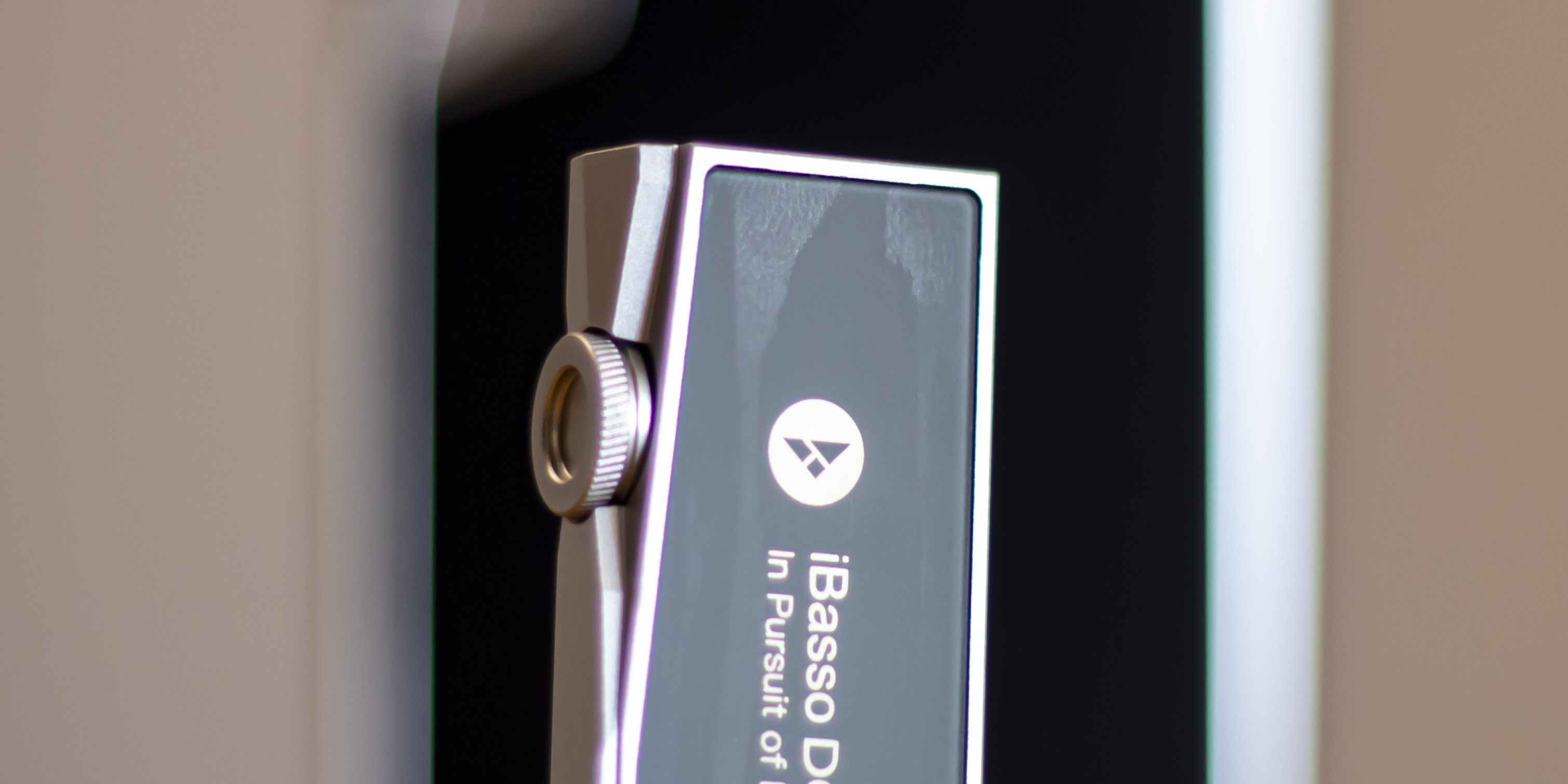 Review of iBasso DC07PRO visible glue on the back panel on qfi Audio