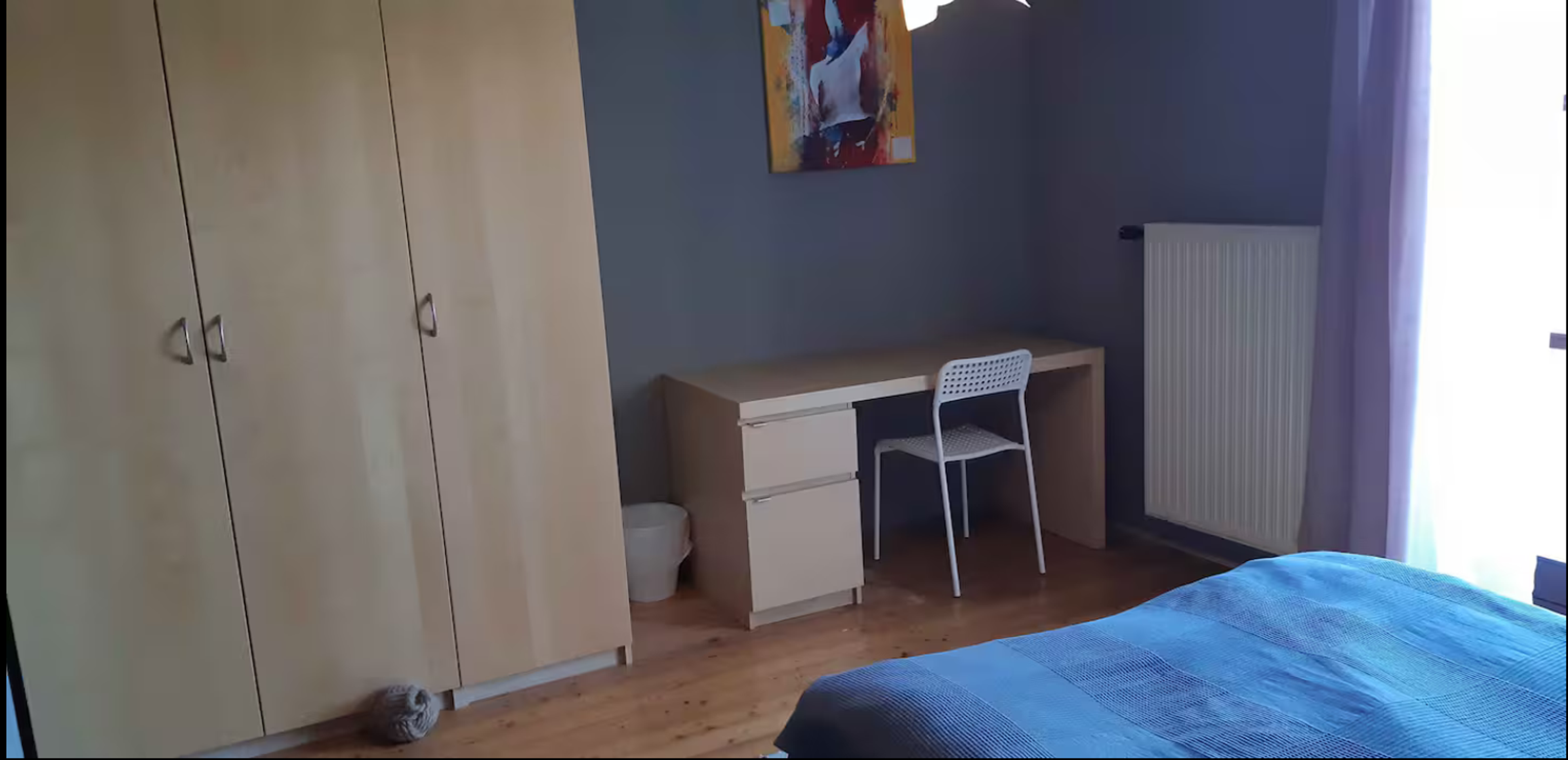 Schreibtisch für ungestörtes Homeworking im Schlafzimmer (WLAN Internetzugang vorhanden)