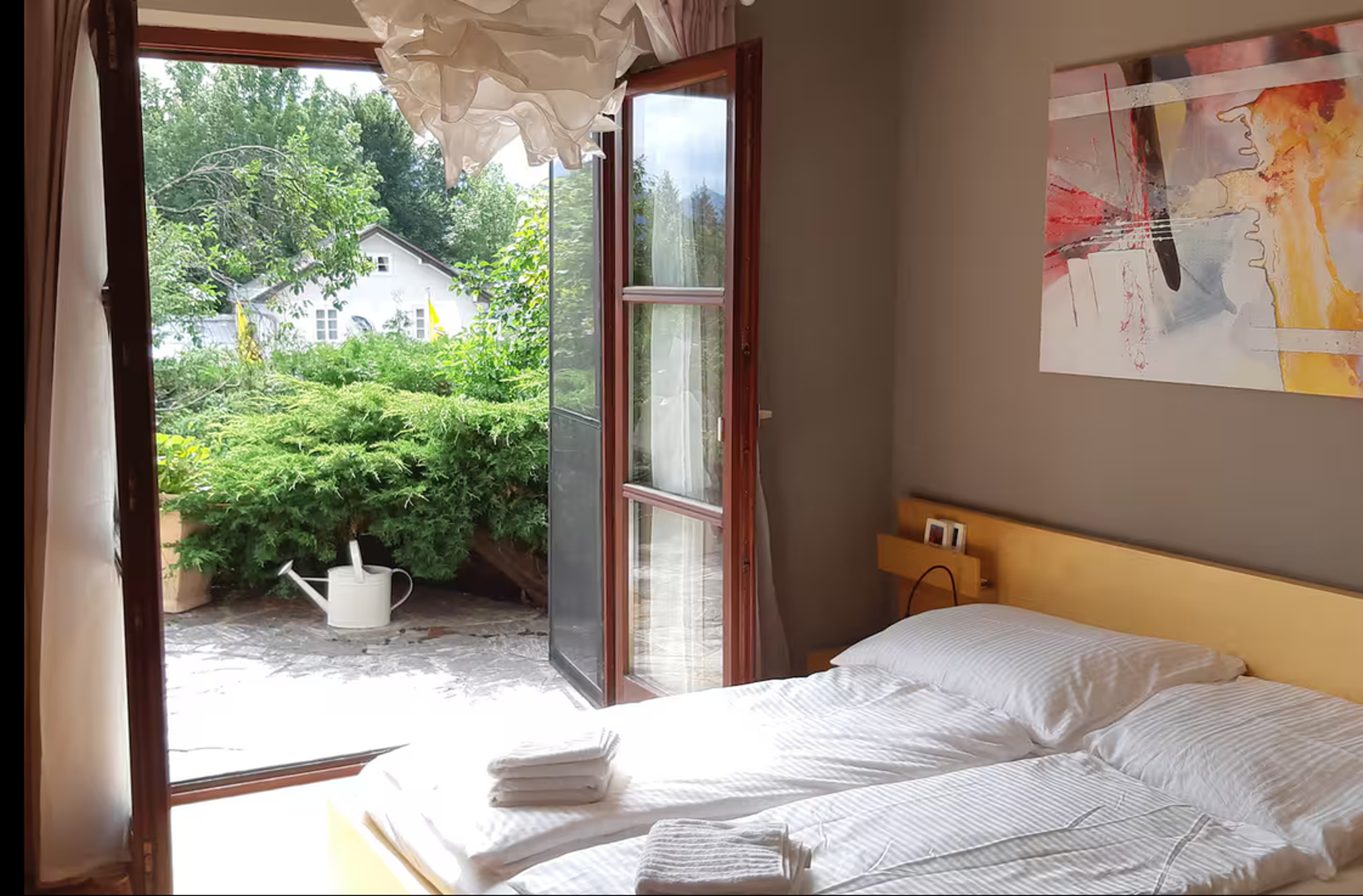 Schlafzimmer mit direktem Terrassenzugang