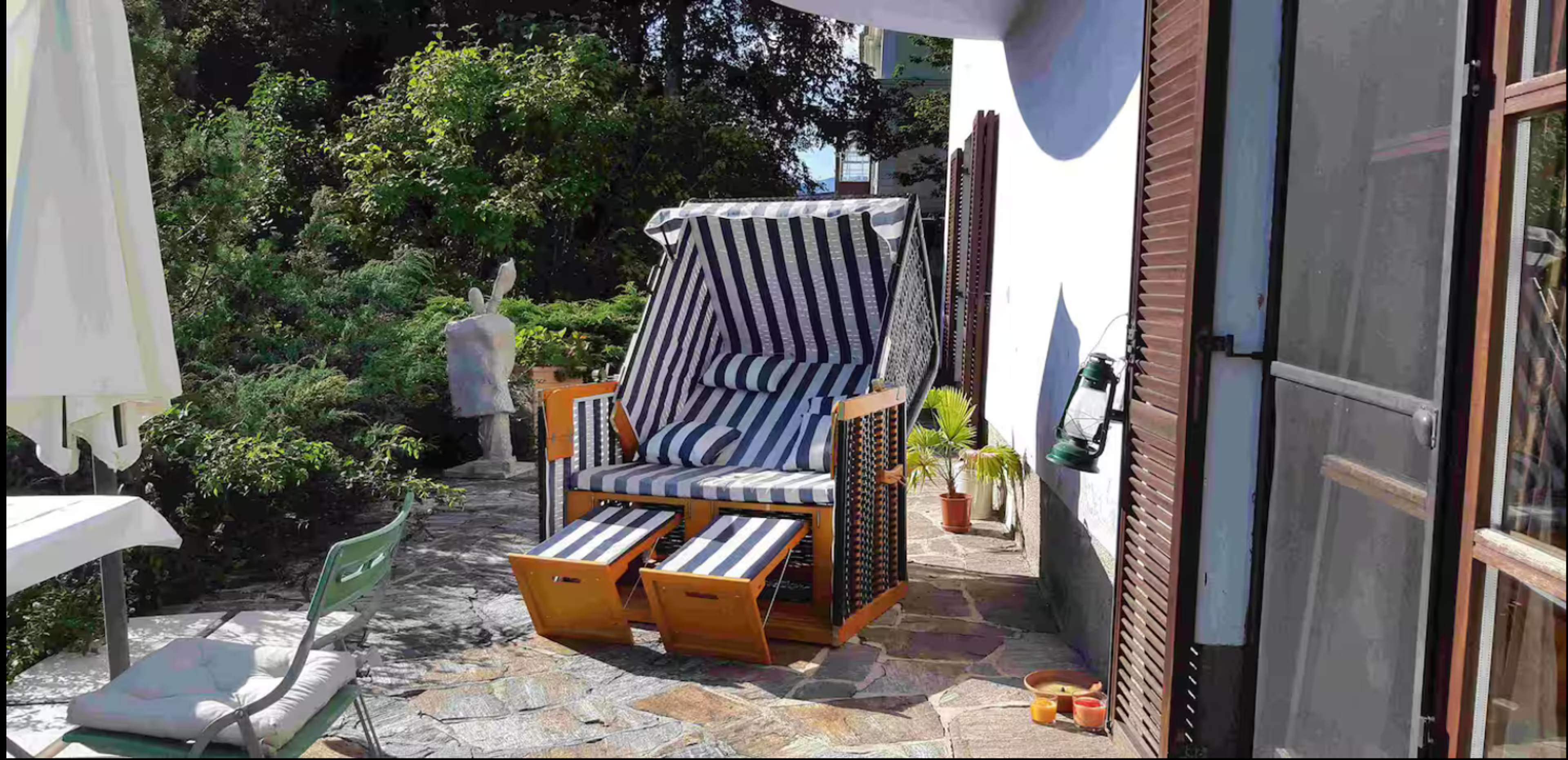 den Tag ausklingen lassen auf der Terrasse