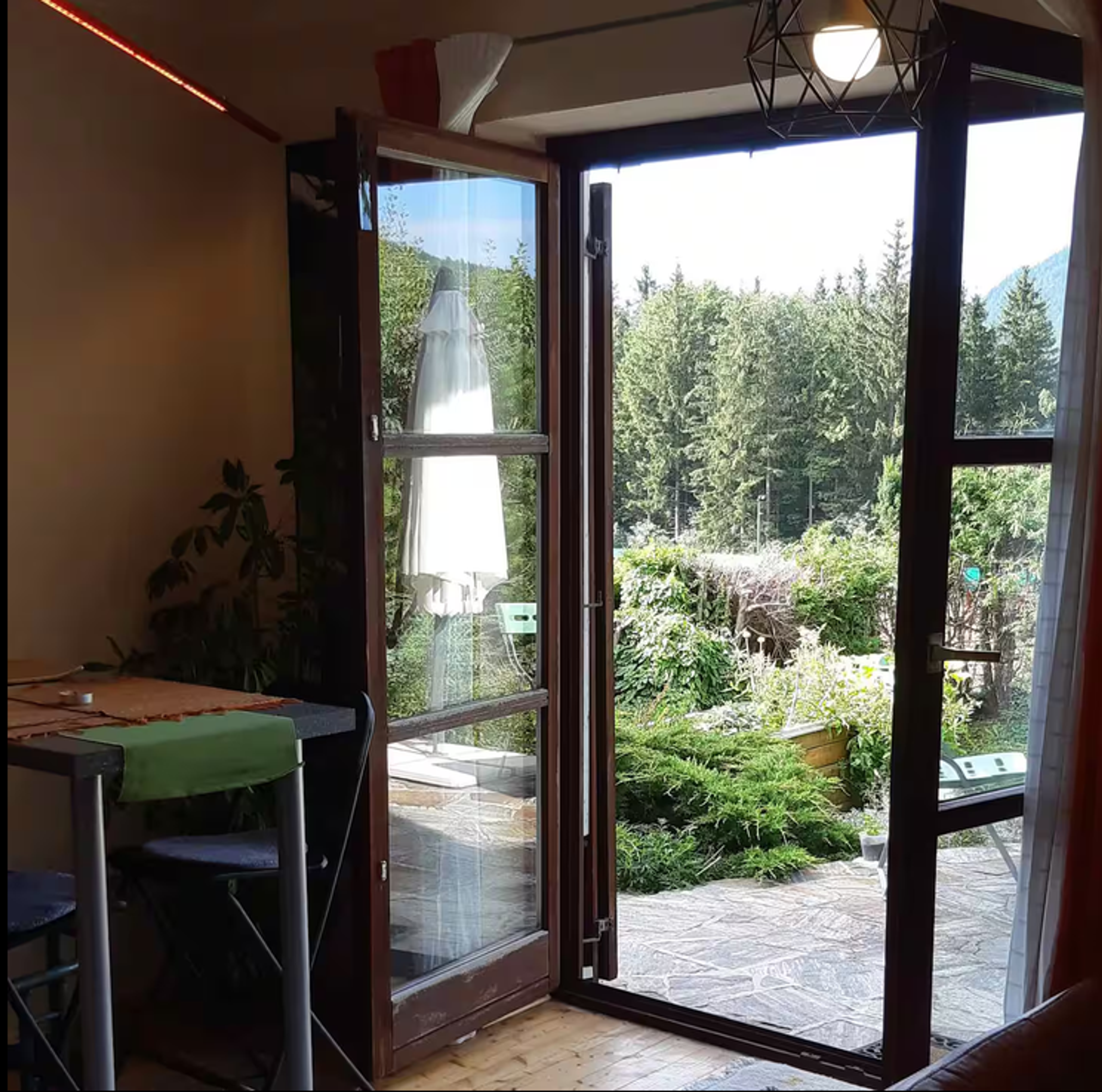 Blick vom Wohnzimmer / Frühstücksbar zur Terrasse