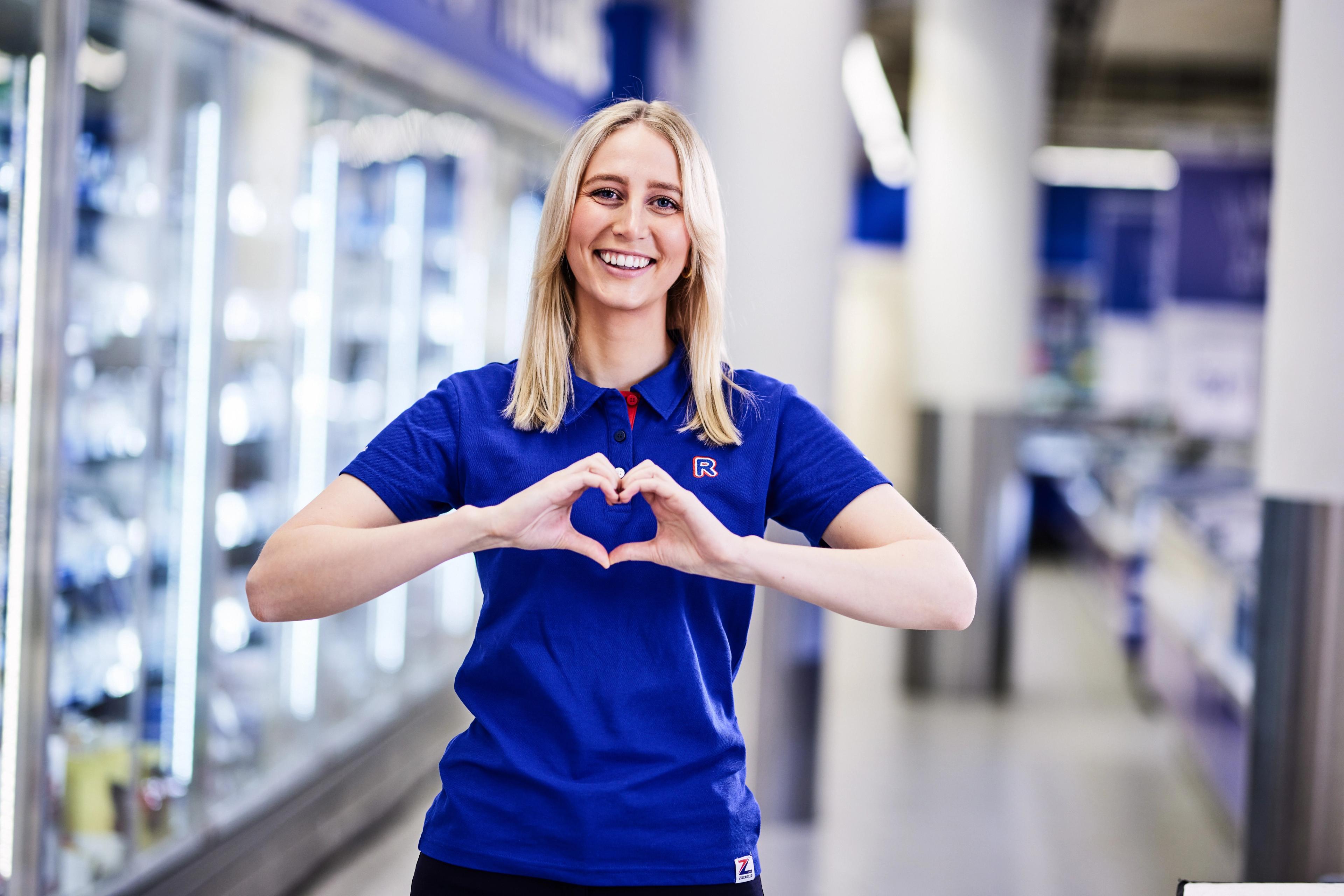 Rema 1000-ansatt lager et hjerte