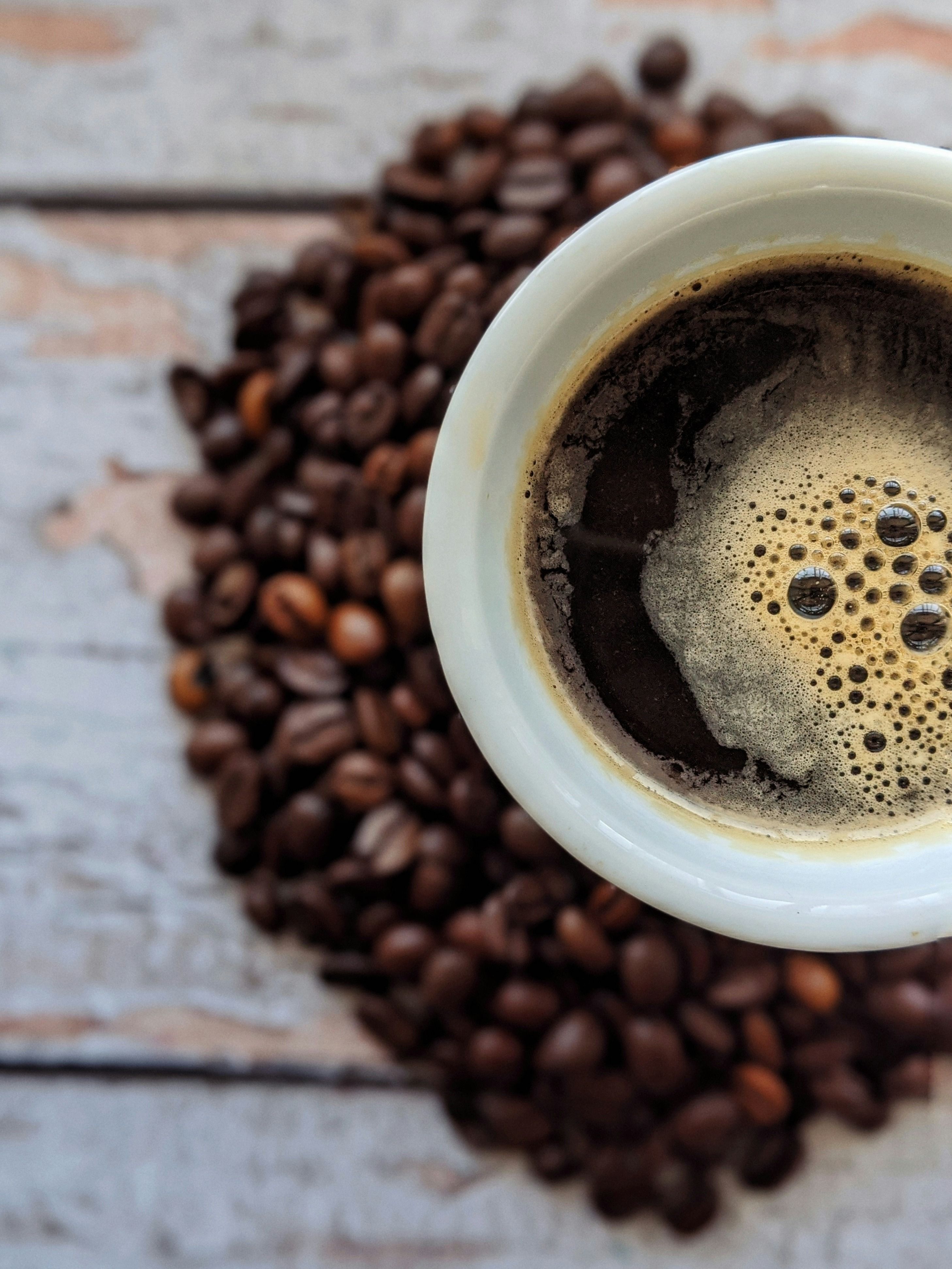 En kopp kaffe på kaffebønner