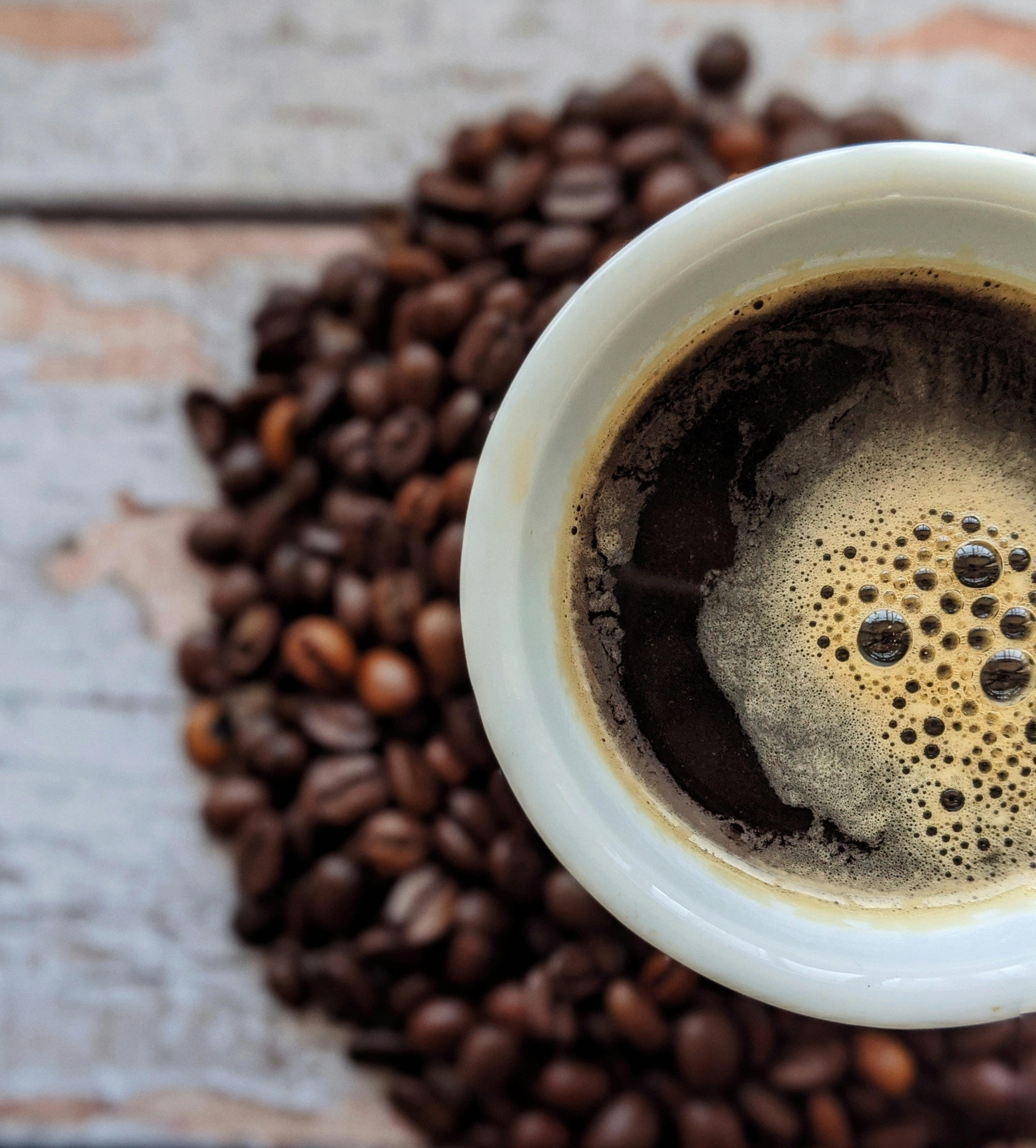 En kopp kaffe på kaffebønner