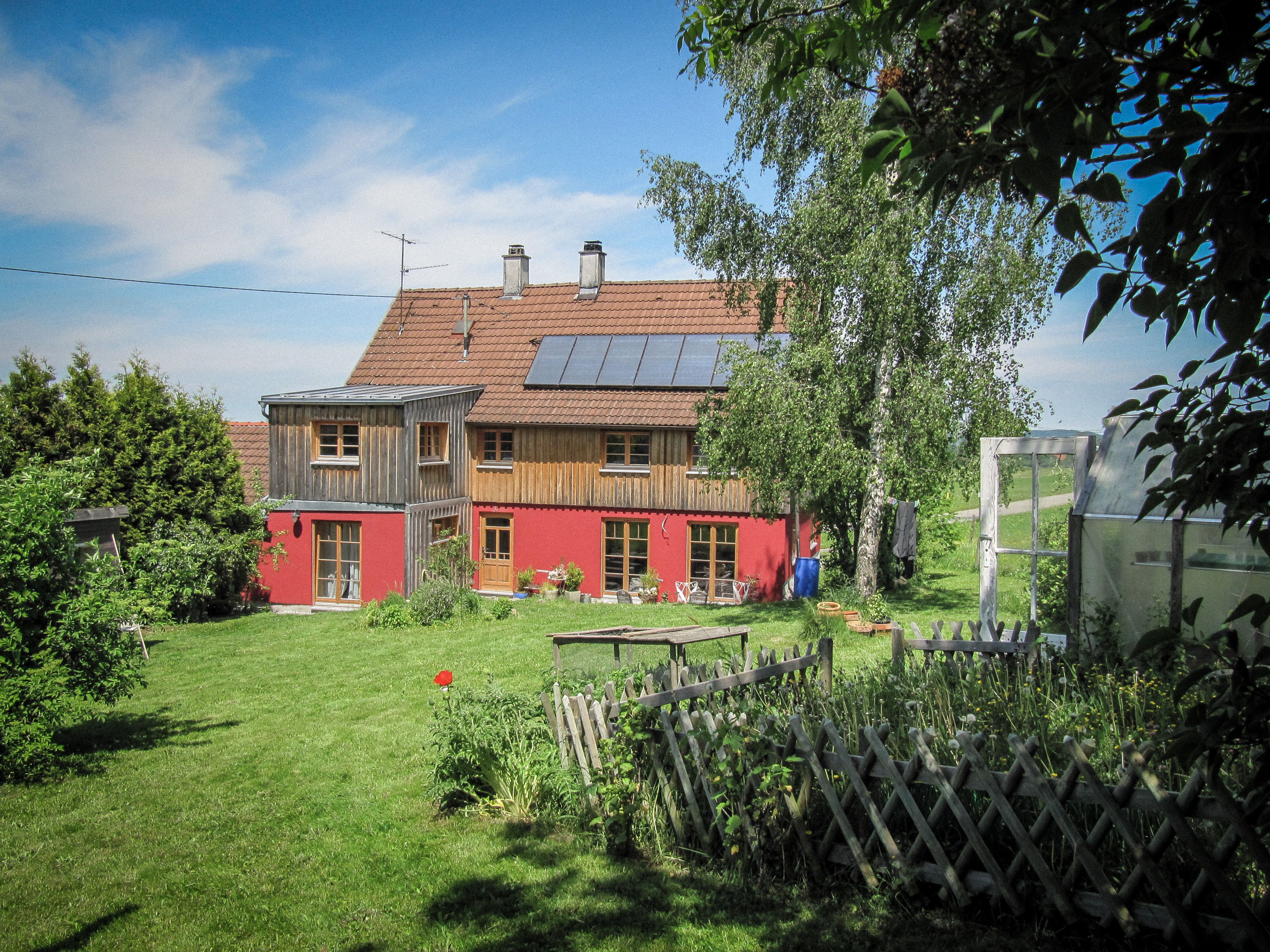 Blick auf das Haus vom Garten